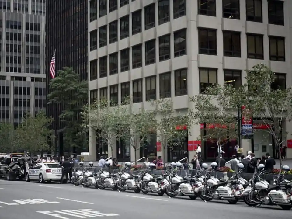 Alerta en Manhattan: balearon a un policía de Nueva York dentro de un rascacielos