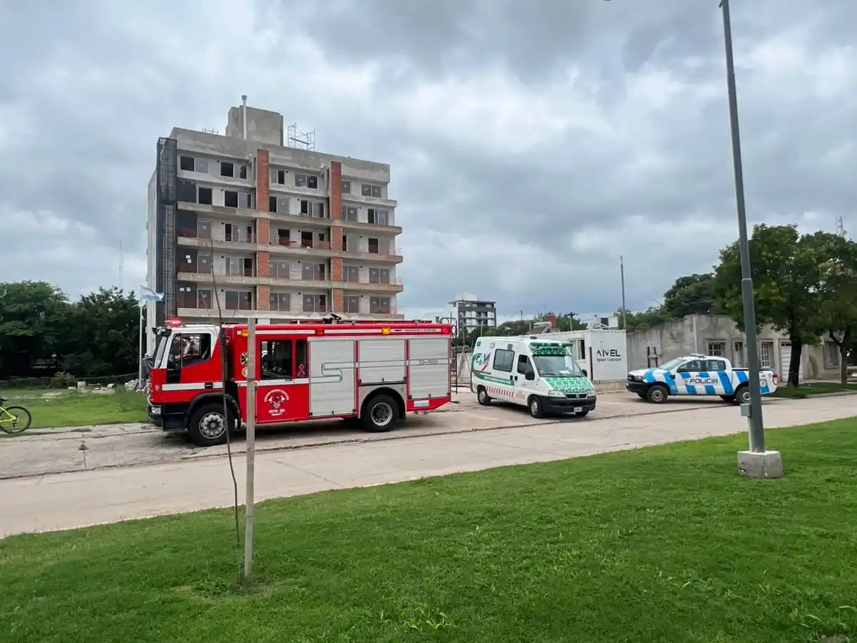 Freyre: obrero cayó de un balcón en una obra y sufrió lesiones graves