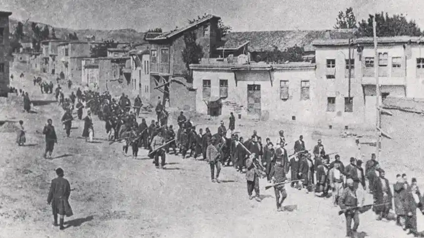 Armenios expulsados de la ciudad de Kharpert en 1915 por el ejercito otomano. (Foto: página12)