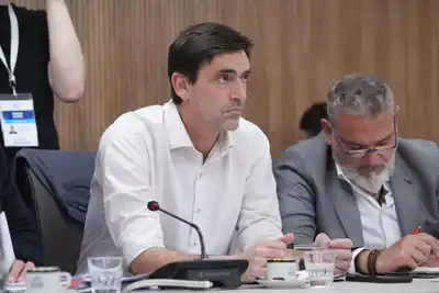 "Busca maximizar la renta y el beneficio en pocas manos, en detrimento de los usuarios comunes"