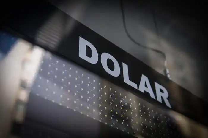 El Gobierno reinstauró una medida del cepo: los compradores de dólar oficial no podrán operar divisas financieras por 90 días