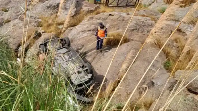 Una familia sobrevive tras caer 15 metros en un barranco.
