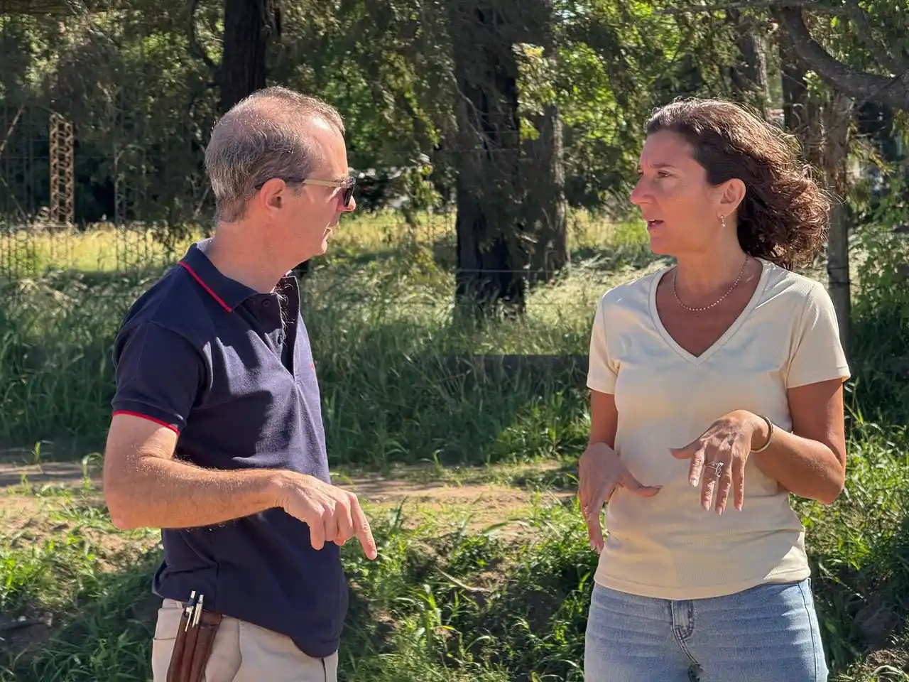 La legisladora informó que se harán 10 kilómetros de asfalto, ya se ejecutaron alcantarillas, desagües y pasos estructurales, y además se construirán cuatro rotondas distribuidas en puntos clave.