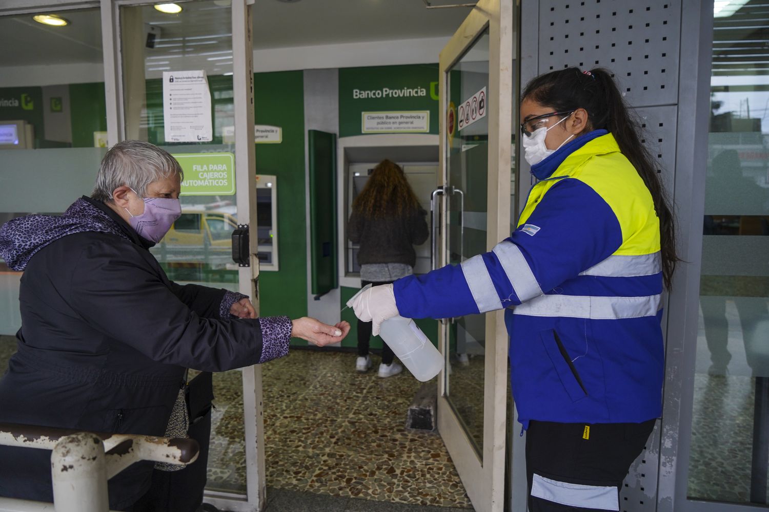 Vicente López continúa asistiendo a vecinos en entidades bancarias   