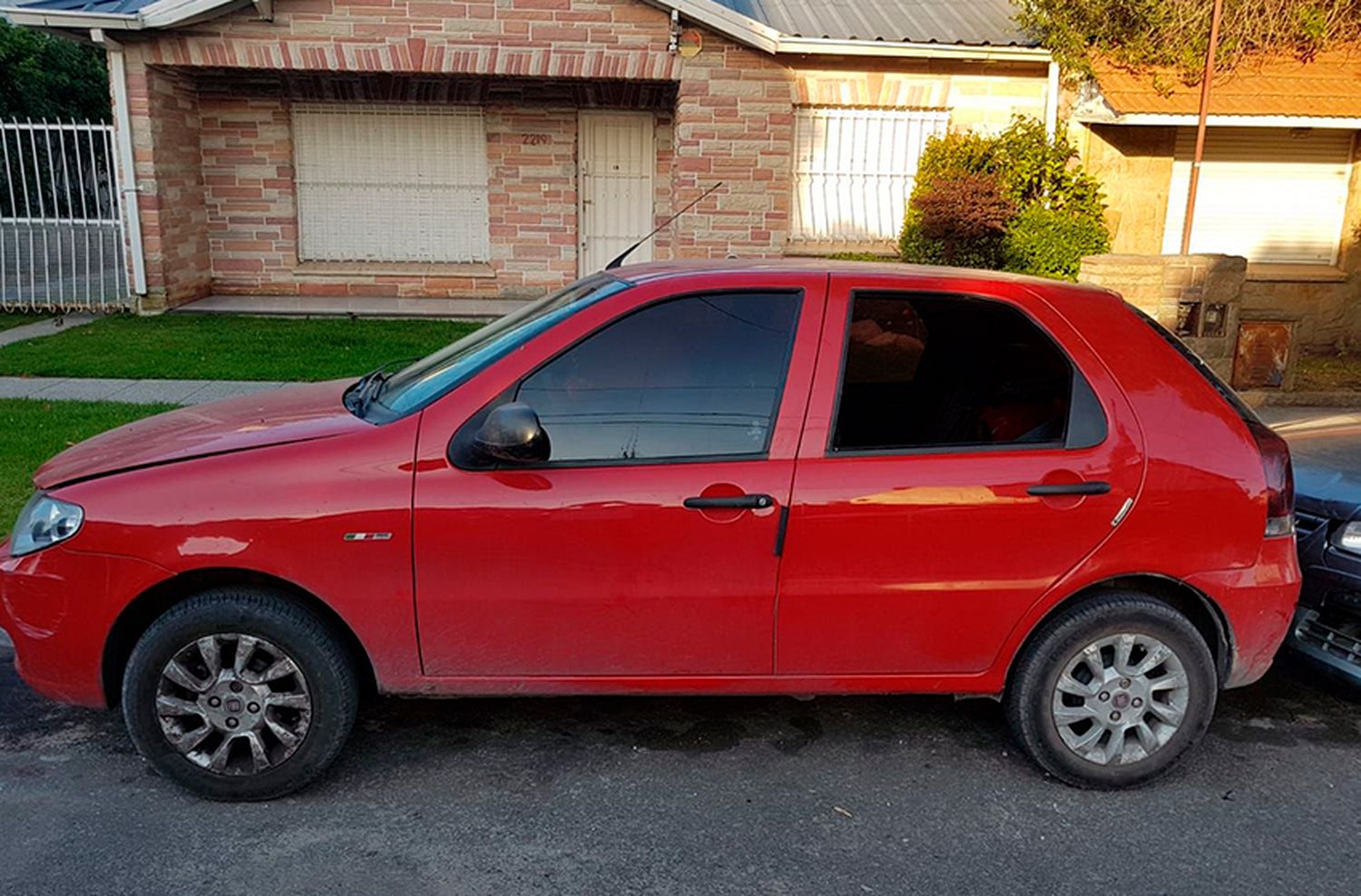 Estaban desguazando un auto estacionado: corrían con una goma y otros elementos en las manos