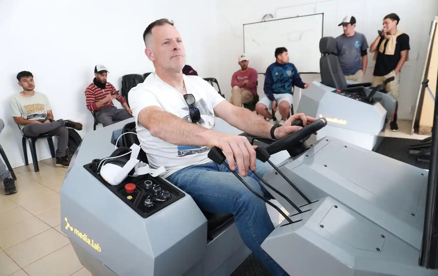 Simulación. Los equipos permiten a los operarios aprender a conducir maquinaria pesada