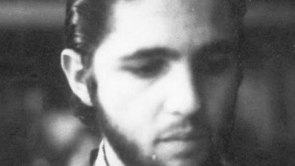 Descubren una baldosa en memoria de Marcelo Butti Arana, desaparecido de San Pedro