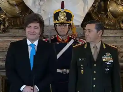 Juró Carlos Presti como ministro de Defensa, con el uniforme puesto y con Lamelas en primera fila