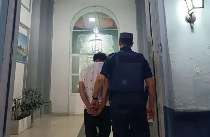 Se llevaron detenido a un hombre por pegarle a una joven de 22 años