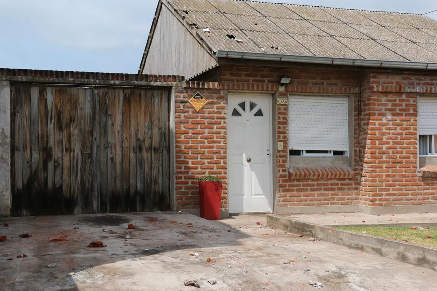 Conmoción de vecinos por un rayo que cayó en una vivienda y causó destrozos