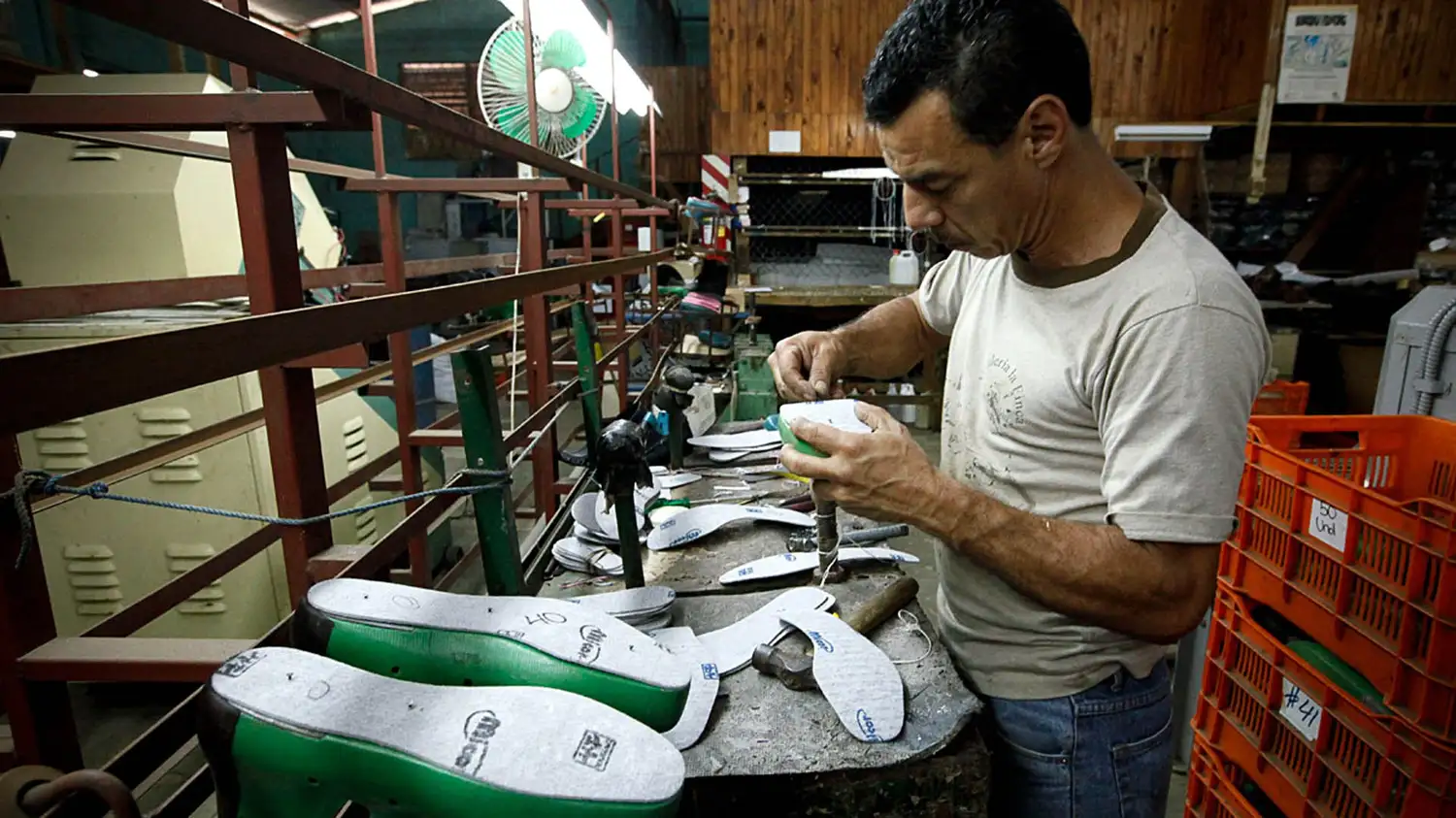Entre Ríos habilitó a la industria del calzado e indumentaria y cinco actividades más