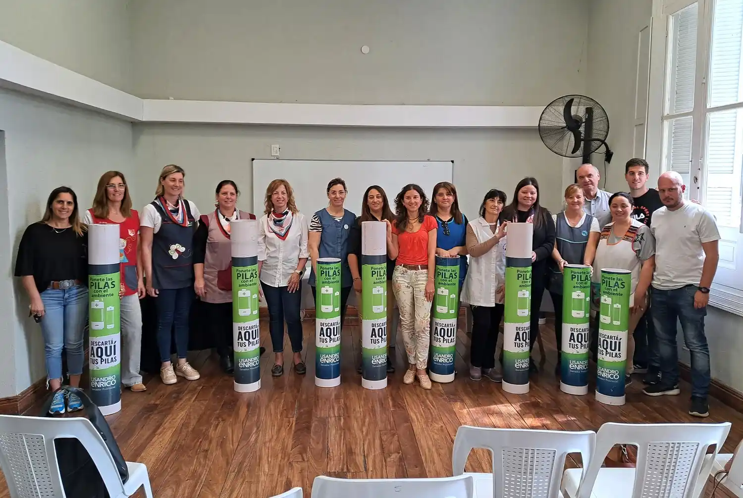 Las escuelas locales recibieron los recipientes recolectores.