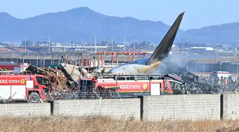 El avión se deslizó por la pista y se estrelló contra un vallado.