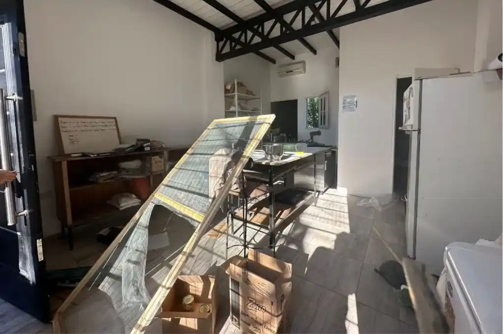 Los sujetos ingresaron a robar y desvalijaron el local de comida saludable.