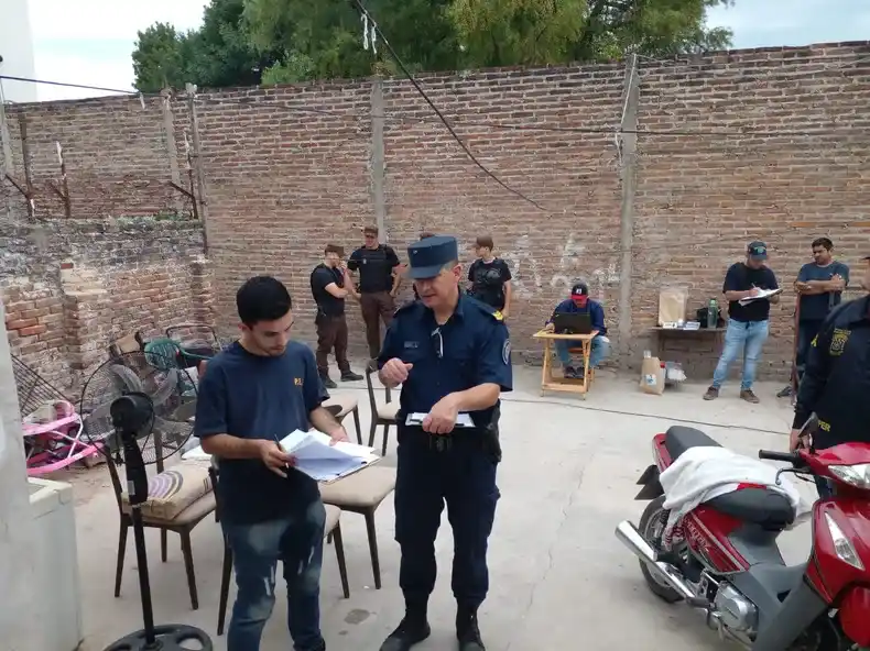 Estafaban a comercios desde adentro de la cárcel: paso a paso, cómo lo hacían