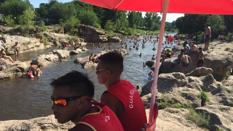 Carlos Paz: arduo rescate de dos niños y su papá