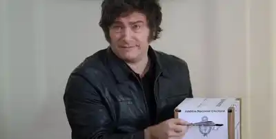 Milei, acompañado de su hermana, emitió su voto, saludó a la militancia y se fue