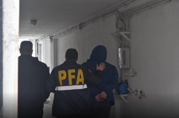 Banda de policías delincuentes: peritan los teléfonos para establecer qué robos cometieron en la zona