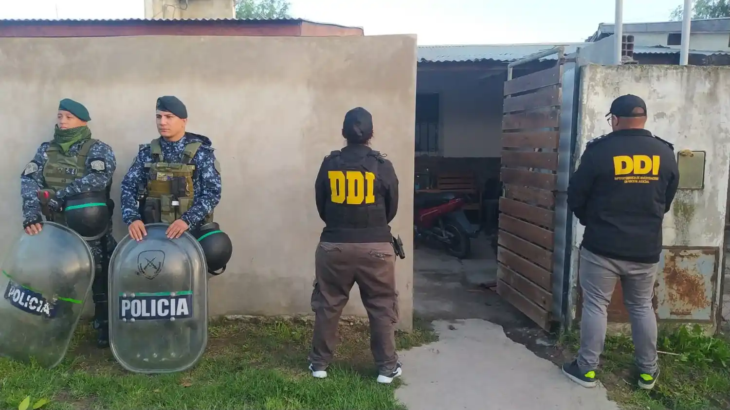 Durante la requisa, se secuestraron prendas utilizadas por el detenido en el robo.
