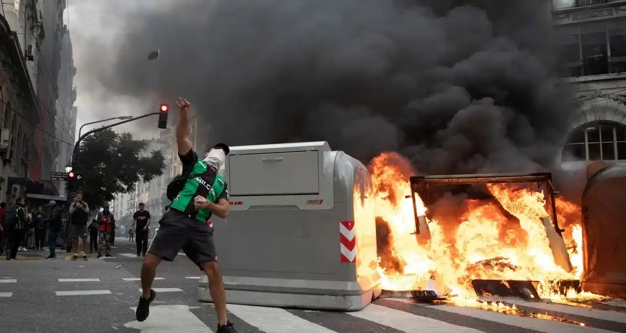 Se vivieron momentos de tensión durante la manifestación en Capital Federal. Foto: Xinhua.