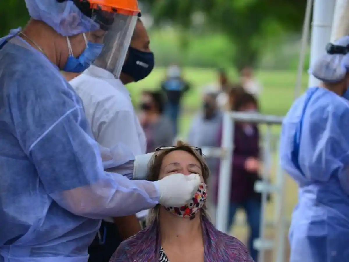Otras 43 muertes y 5.615 nuevos casos de covid en el país
