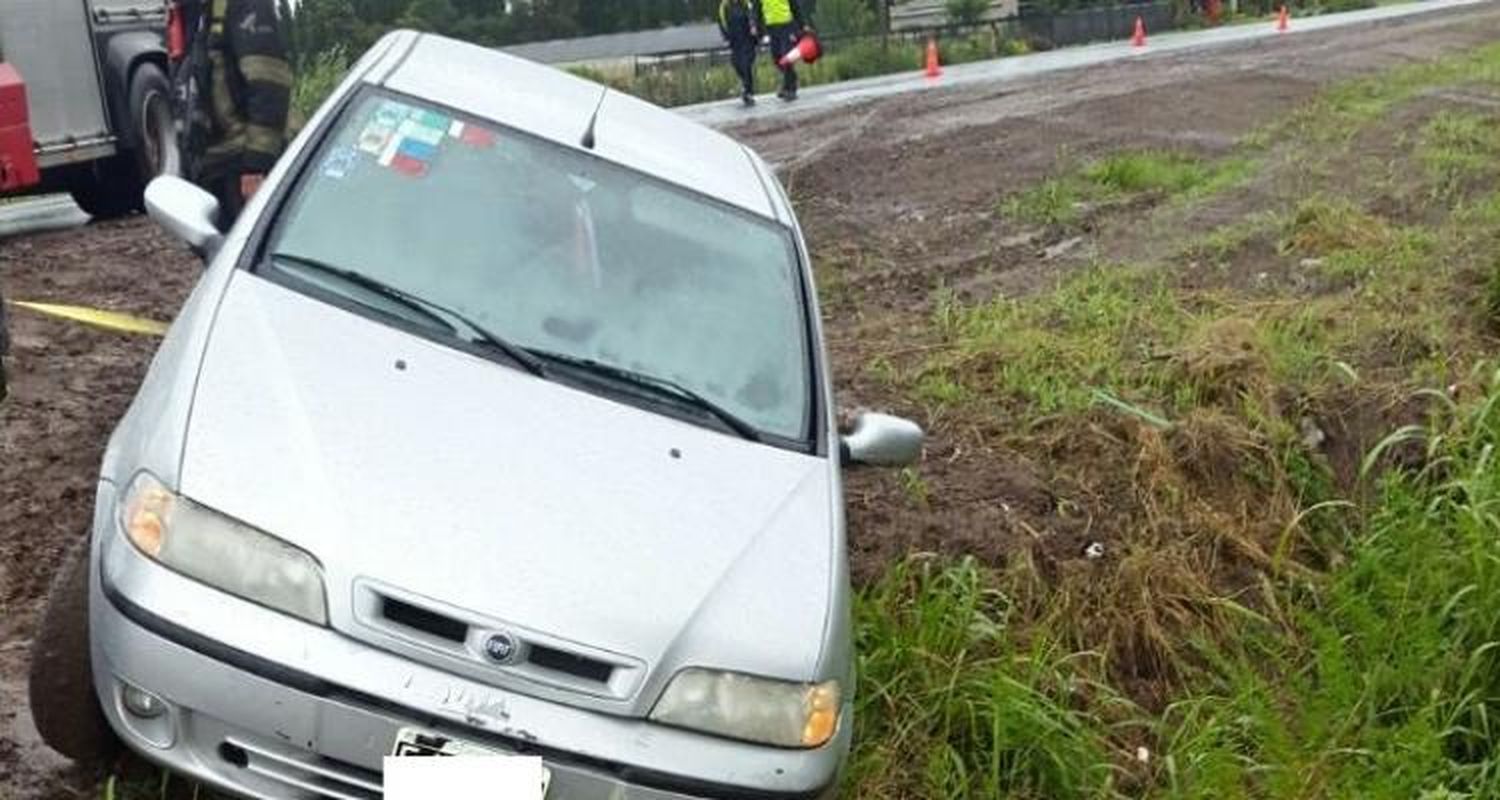Ruta 1001: Un remis casi termina en la cuneta