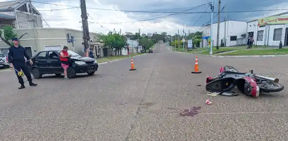 Dos personas hospitalizadas por el choque de un auto con una moto