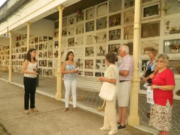 Realizan visitas guiadas en el Cementerio Norte 
