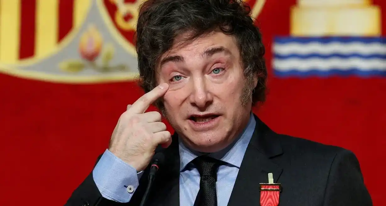 Antes de regresar al país de su gira en Europa, Javier Milei apuntó contra la gestión de Alberto Fernández y el director del departamento para el Hemisferio Occidental del FMI, Rodrigo Valdés, por las dificultades para ponerle fin al cepo al dólar. Foto: REUTERS / Violeta Santos Moura / Archivo.