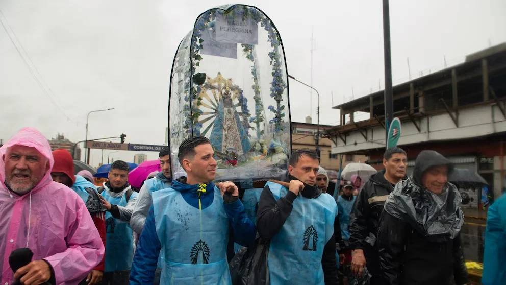 Miles de peregrinos caminaron a Luján en un gesto de devoción a la Virgen
