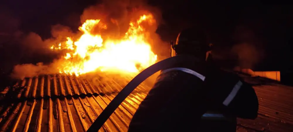 ¡EN LLAMAS! Registran incendio en la UCV y bomberos sufren para apagarlo