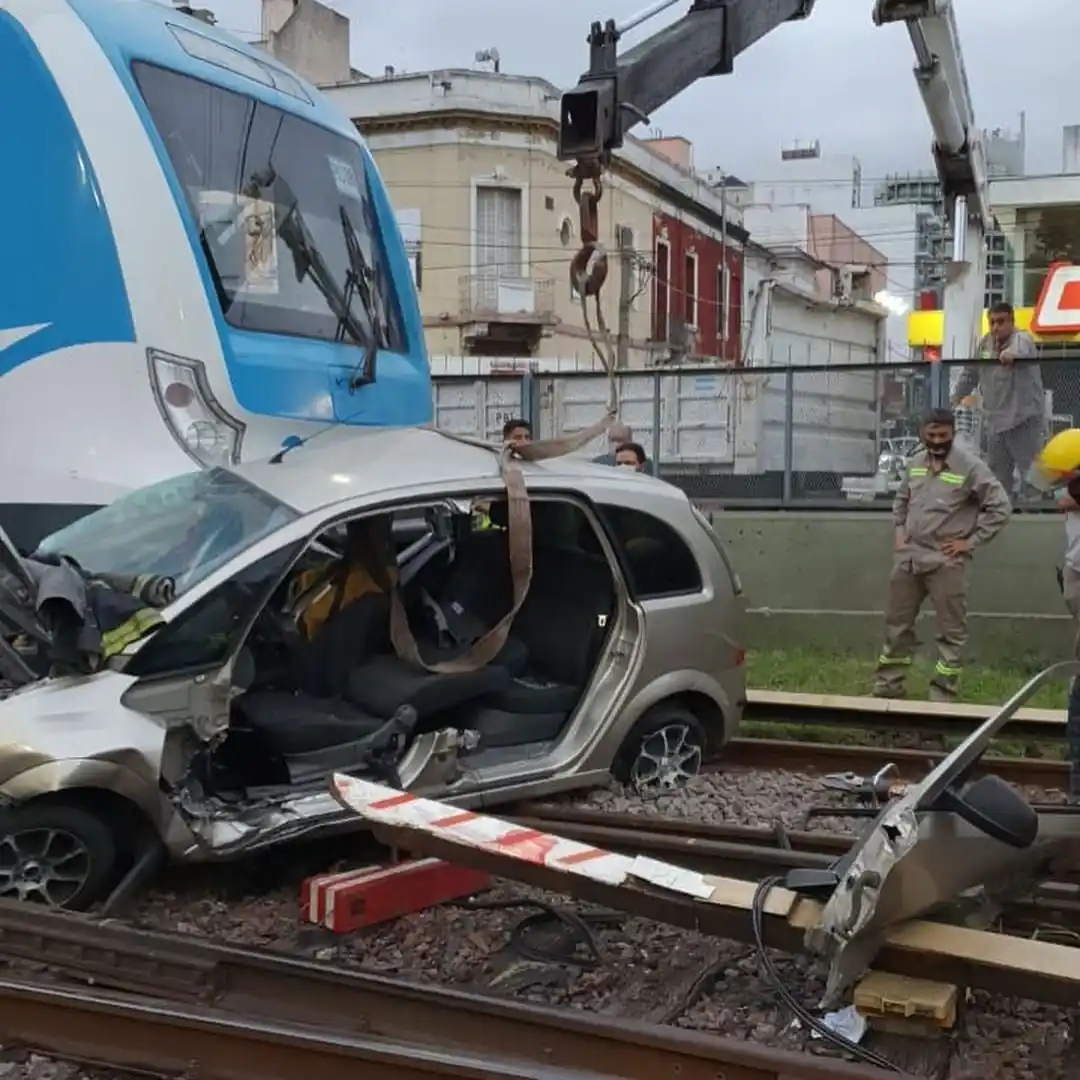 Un tren de la línea Sarmiento embistió un auto en la estación Ramos Mejía y hay demoras en el servicio