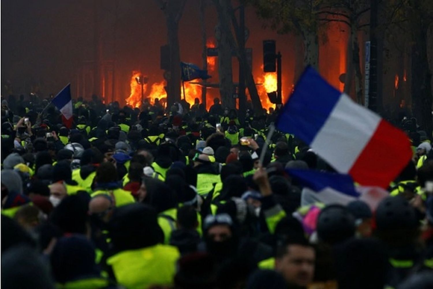 Francia suspende el aumento de combustibles por la protesta de los "chalecos amarillos"