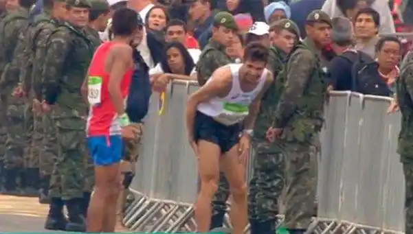 Espíritu olímpico: maratonista argentino corrió ¡7 kilómetros! lesionado