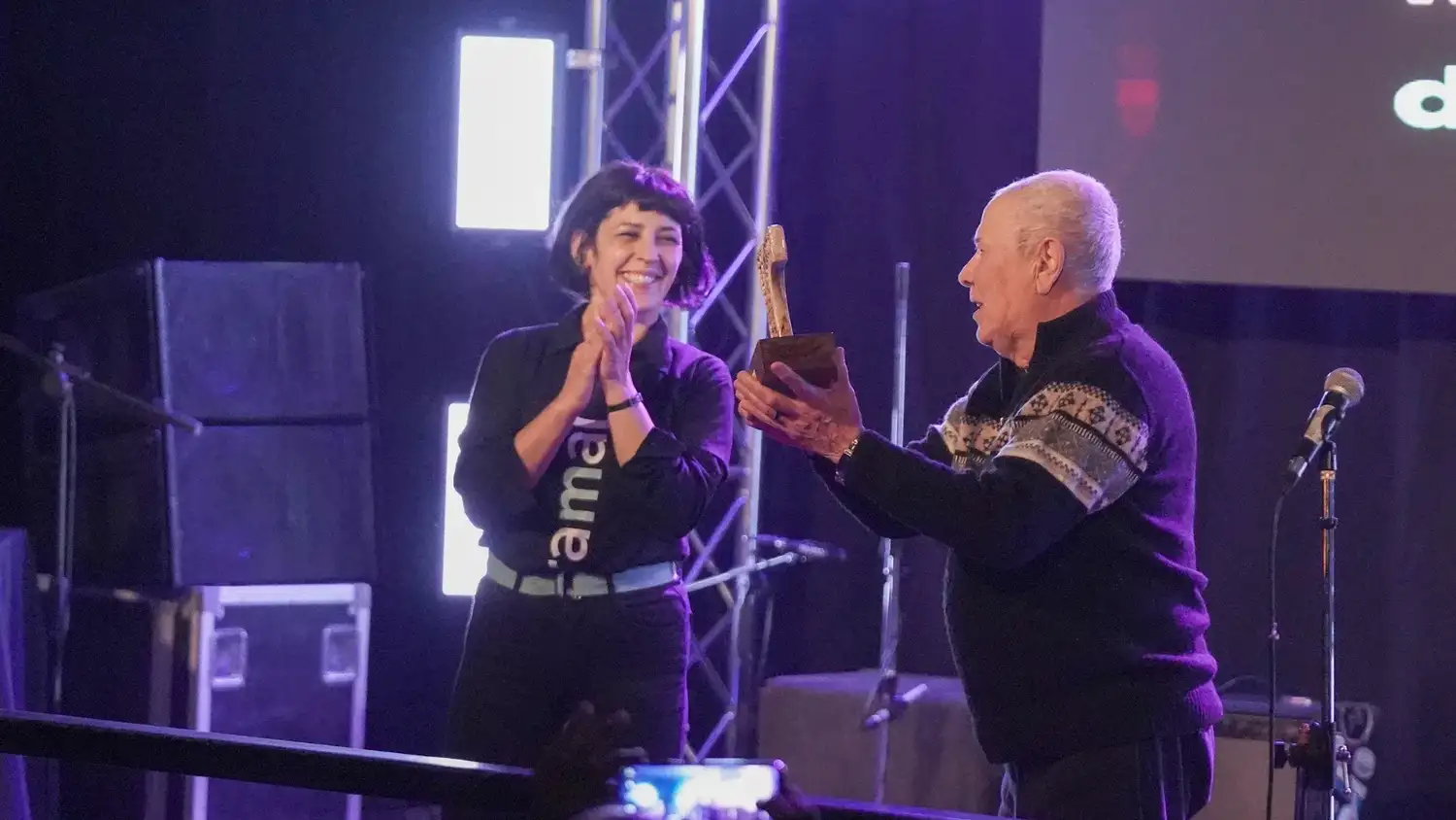 Distinción. Recibió anoche Arnaldo “Nano” Benzal por su compromiso y trabajo cotidiano en favor de la cultura