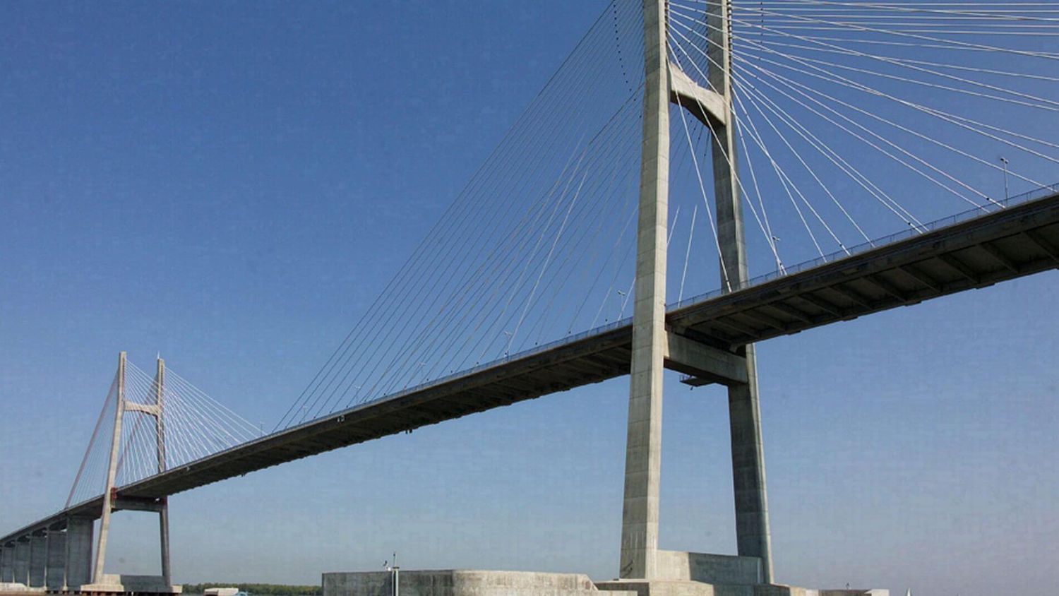 Hay un corte de tránsito en el puente Rosario-Victoria por un choque entre una camioneta y un camión.