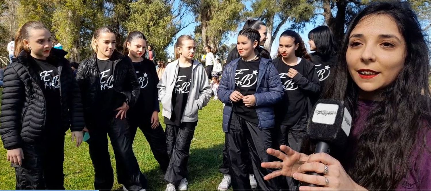 Débora junto a un grupo de alumnas de "Estudio Baila".