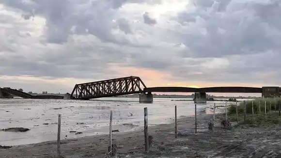 Colapsó un antiguo puente ferroviario entre Chivilcoy y 25 de Mayo