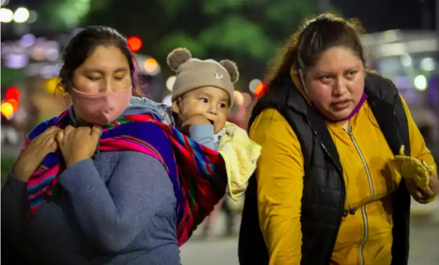 Según un estudio, el poder de compra de los planes sociales cayó 23% en dos años