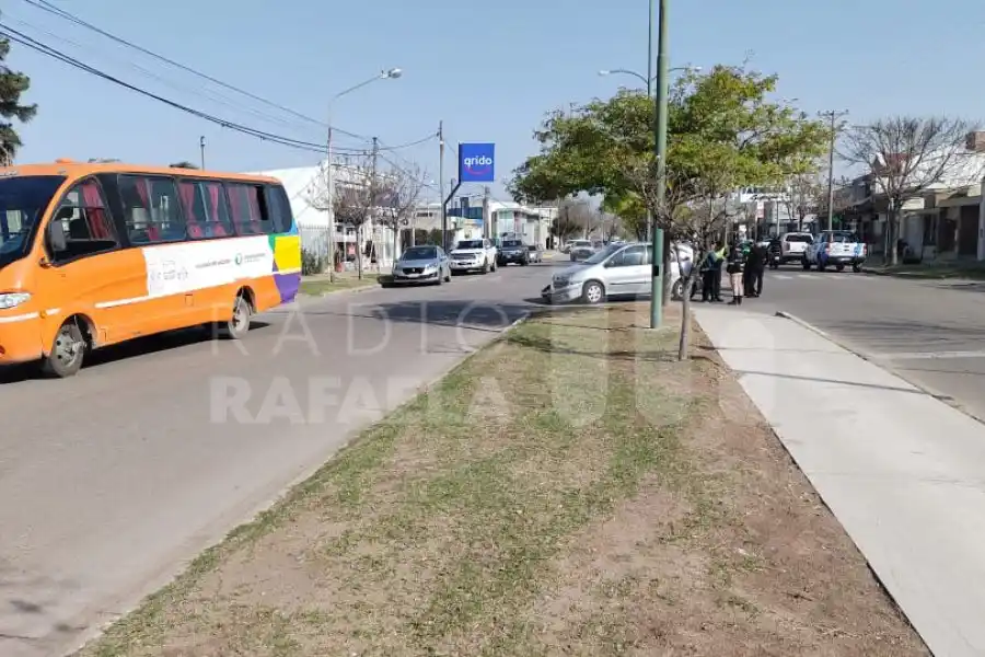 Tránsito interrumpido: un automóvil y un minibús chocaron en Bv. Roca