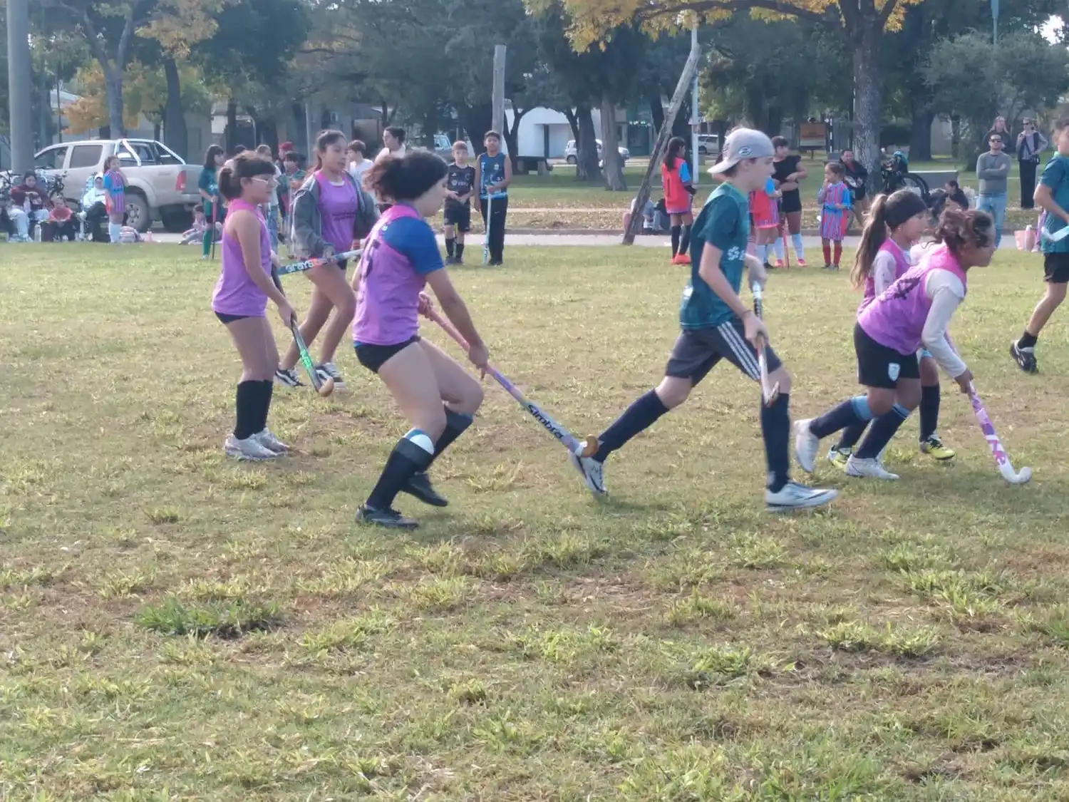 Ocho escuelitas deportivas participaron de una tarde a puro hockey