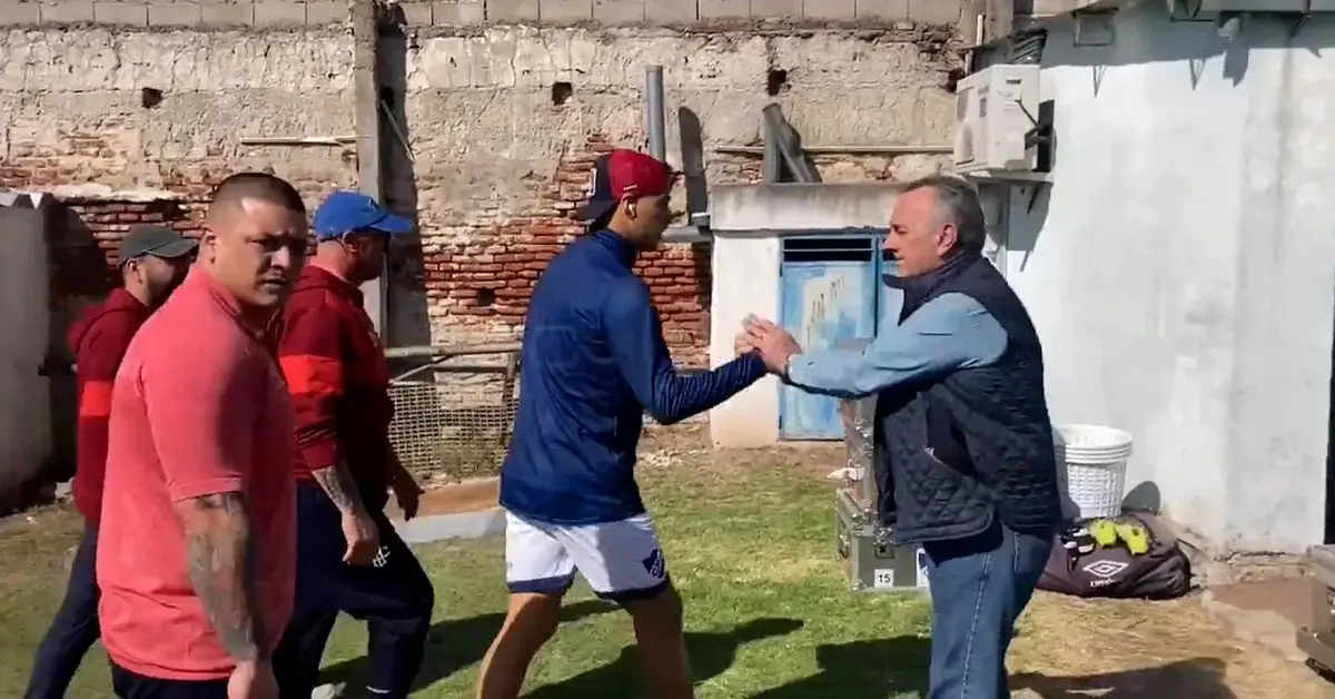 El humilde vestuario en el cual se cambió Luis Suárez que se volvió viral