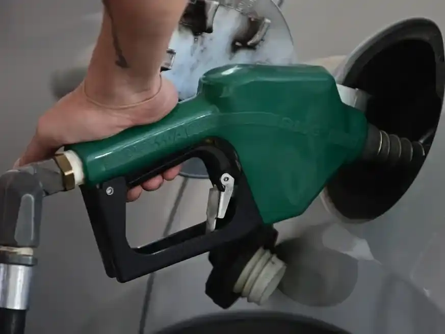 Autoservicio de combustibles en las estaciones de servicio. Créditos: Flavio Raina