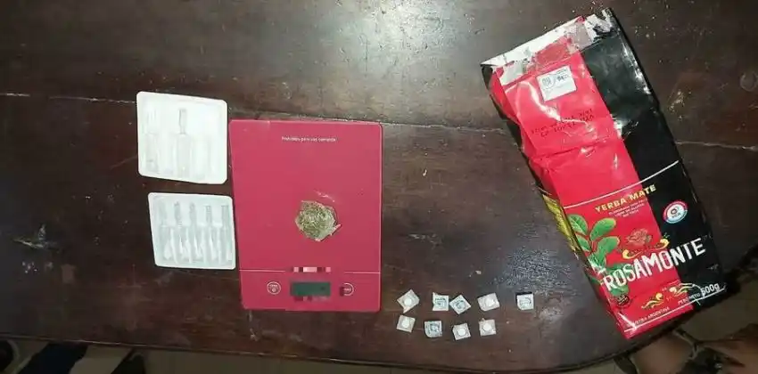 Pretendía entregar droga a un detenido pero fue atrapada