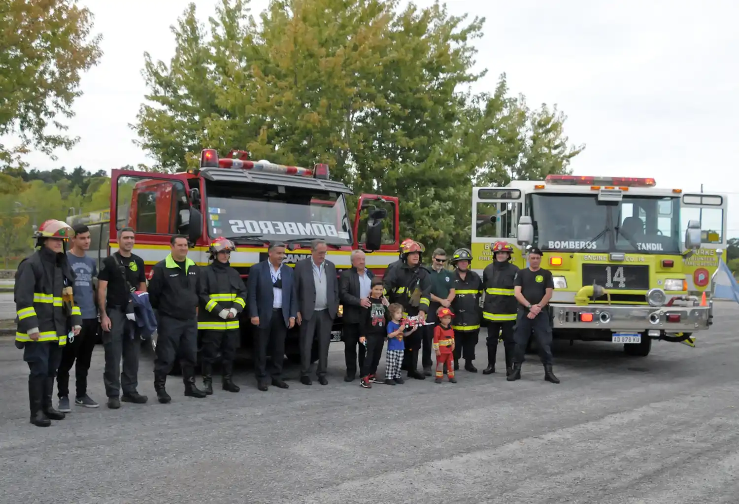 Formalizaron la entrega de 4 autobombas nuevos a los bomberos, uno de ellos donado por vecinos