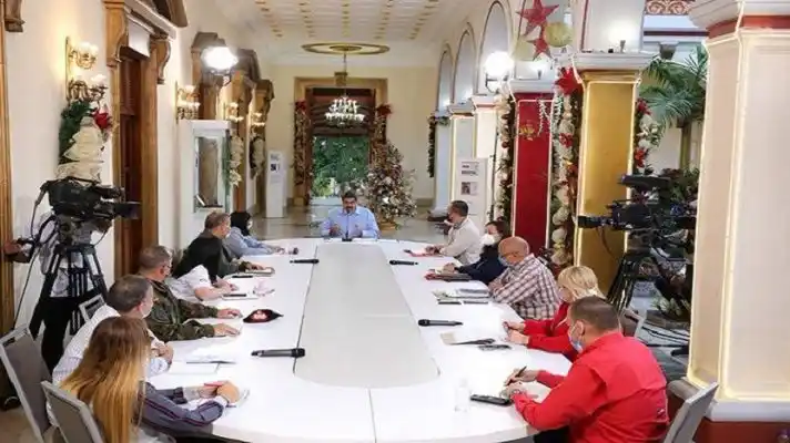 Nicolás Maduro admite aumento de casos de COVID-19 y suspende vuelos comerciales