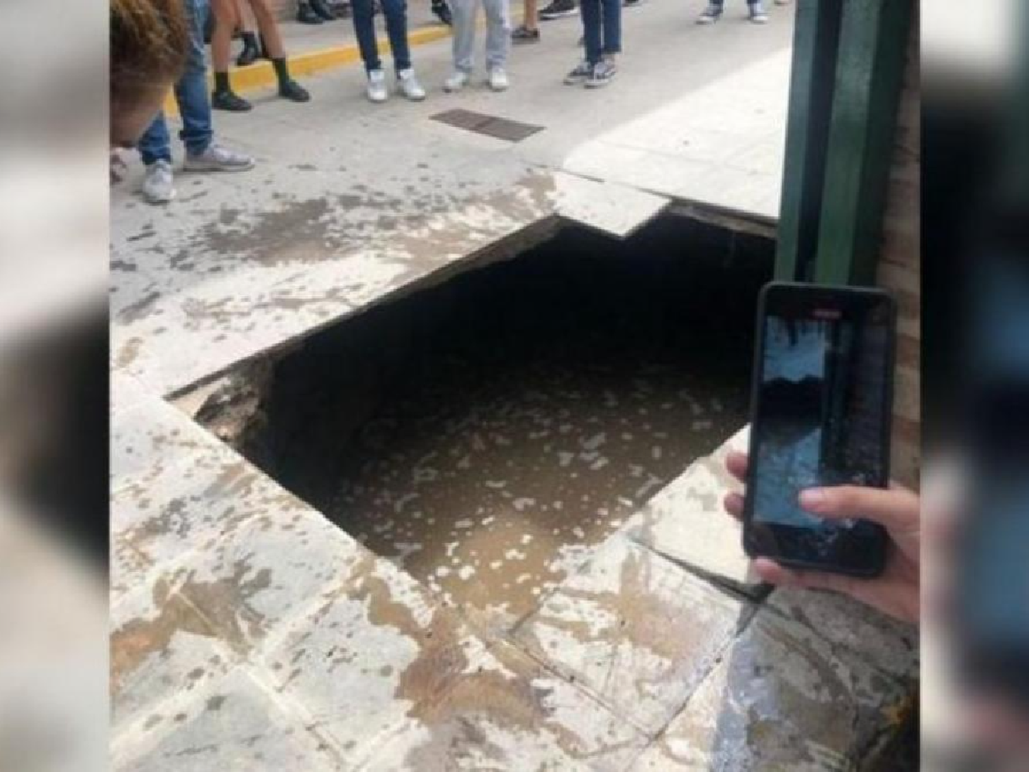 El piso de un colegio cedió y varios alumnos cayeron en un pozo séptico