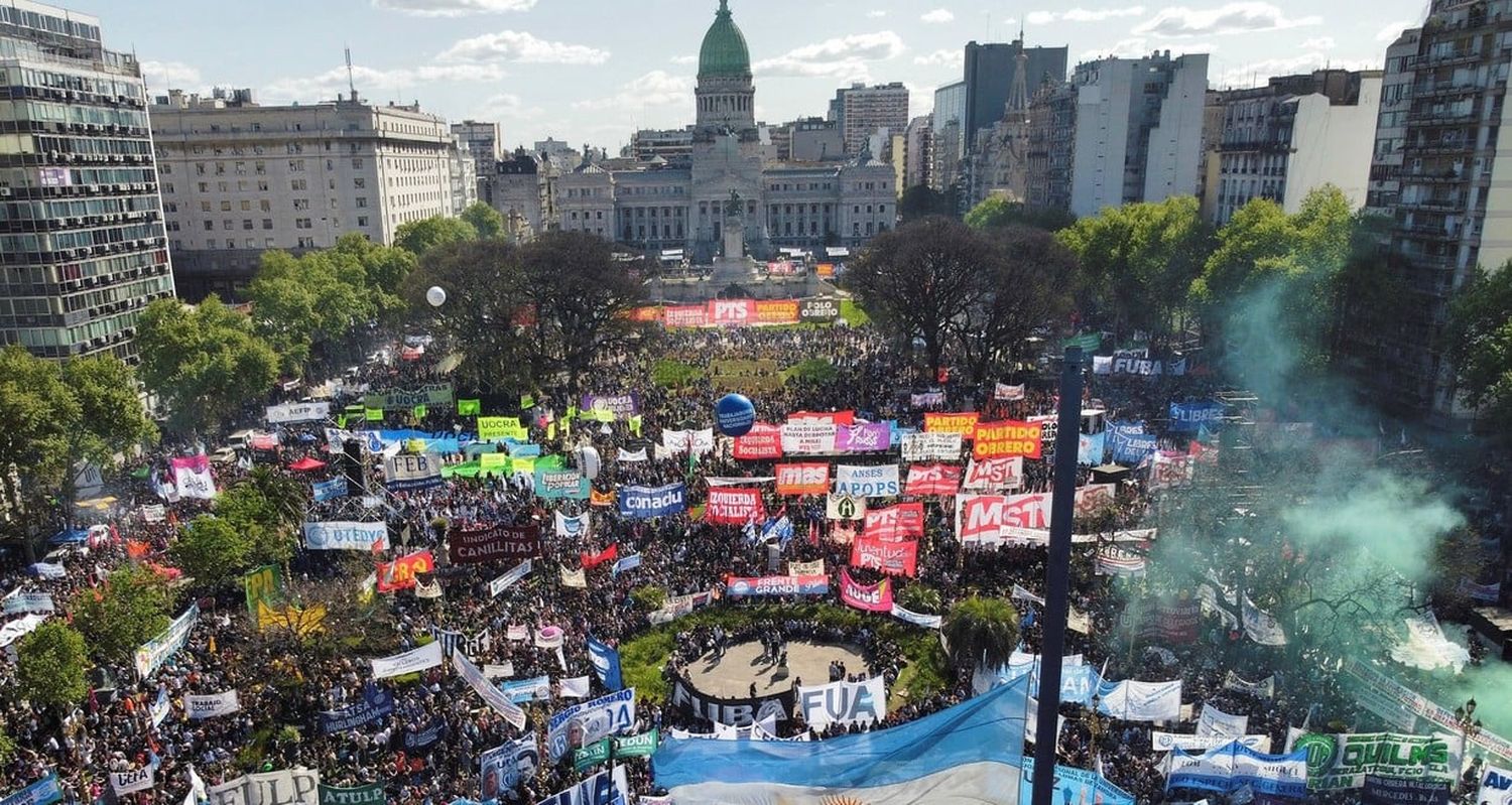 El masivo reclamo del pasado martes a las afueras del Congreso por el financiamiento universitario. Crédito: Noticias Argentinas