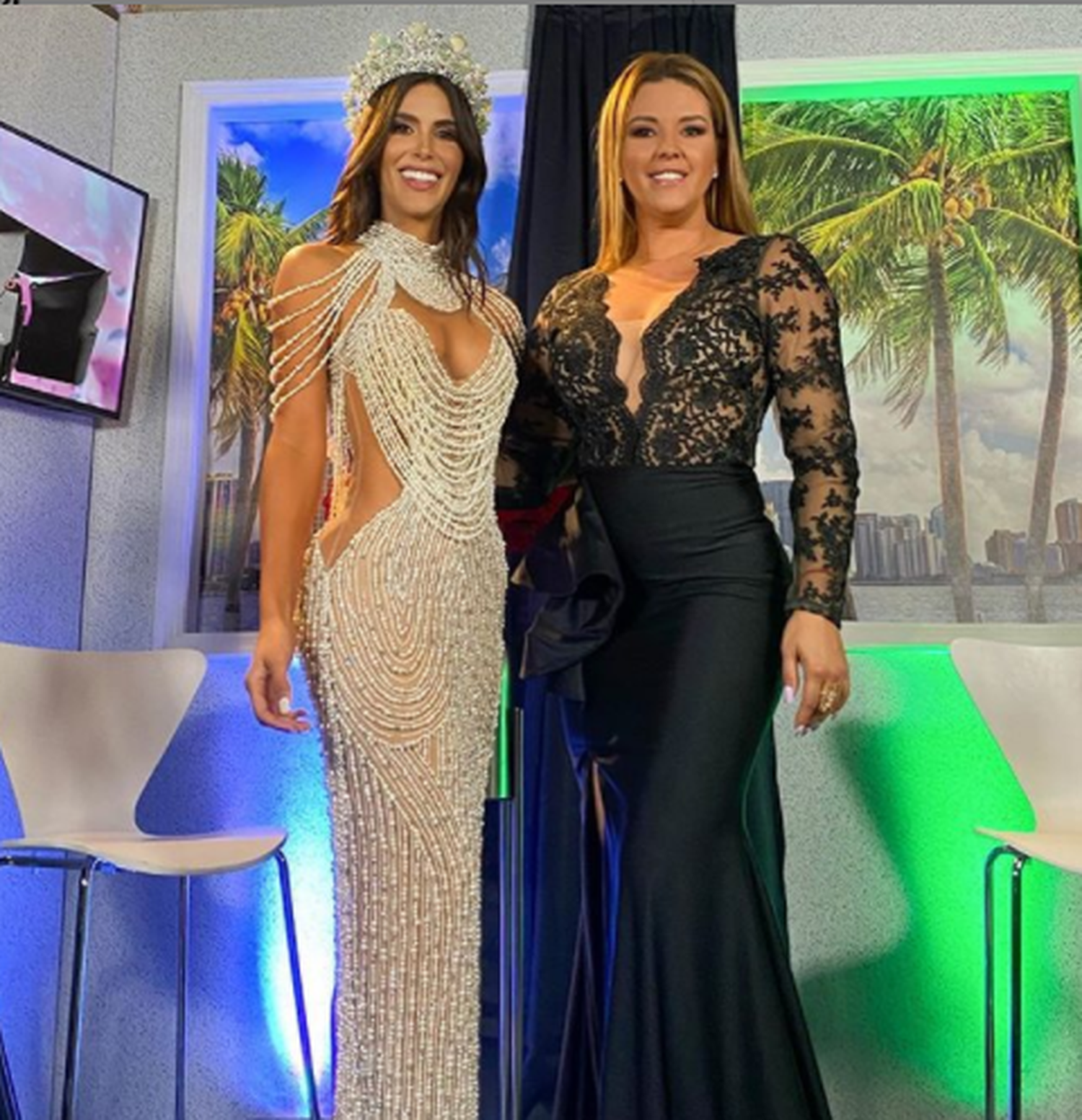Michell Roxana junto a Alicia Machado el día que entregó la corona de Miss Tierra. Foto: instagram