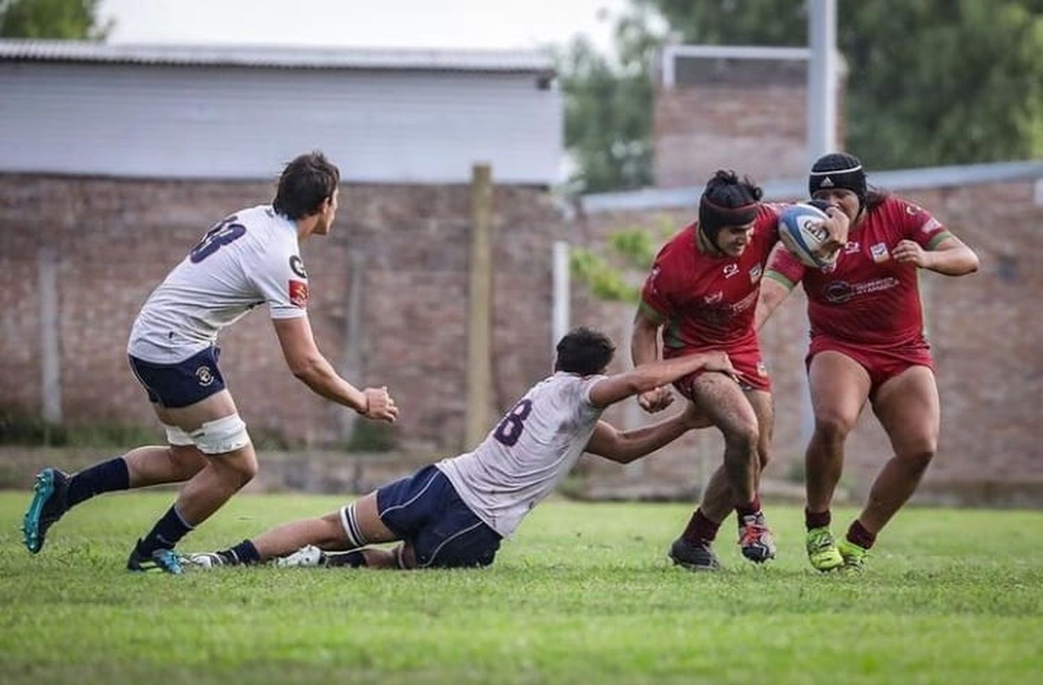 Guido Riva y Benjamín Ferrari, dos de los tandilenses del seleccionado, en acción ante Andina.